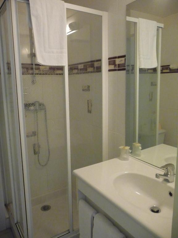 Hotel Les Tilleuls De Pareloup A Salles-Curan Pokoj fotografie